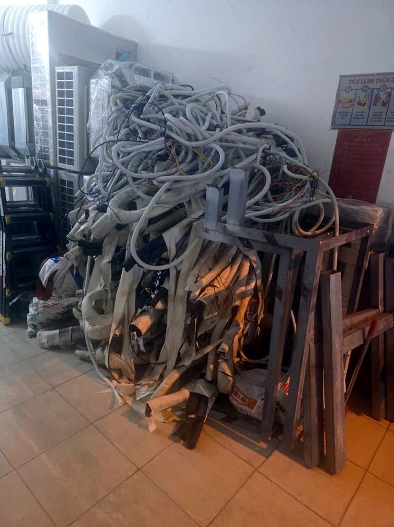 Vật tư máy lạnh thu hồi: dây điện, giá đỡ