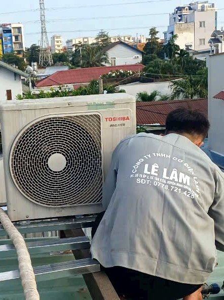 Kỹ thuật viên Điện Lạnh Lê Lâm kiểm tra dàn nóng máy lạnh Toshiba Inverter trên mái nhà