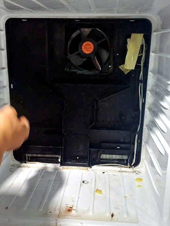 Tháo tấm che sau ngăn đá, kiểm tra quạt gió tủ lạnh