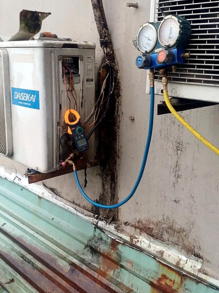 Đo dòng điện bằng ampe kìm và đo áp suất gas bằng đồng hồ tại dàn nóng máy lạnh