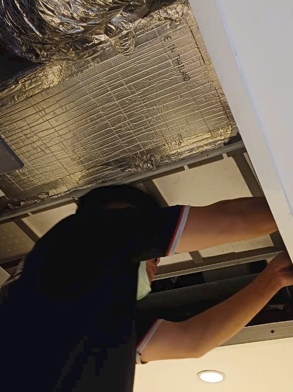 Kỹ thuật viên kiểm tra dàn lạnh giấu trần nối ống gió