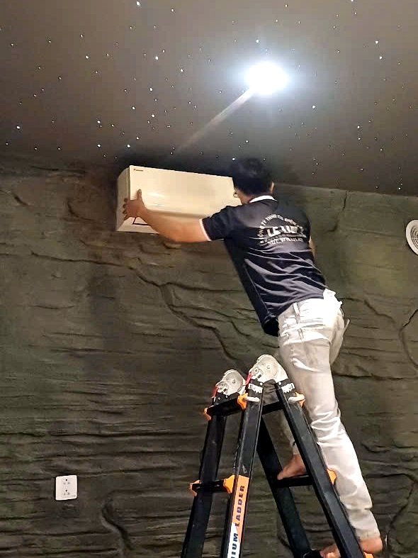 Kỹ thuật viên Điện Lạnh Lê Lâm treo dàn lạnh máy lạnh lên tường