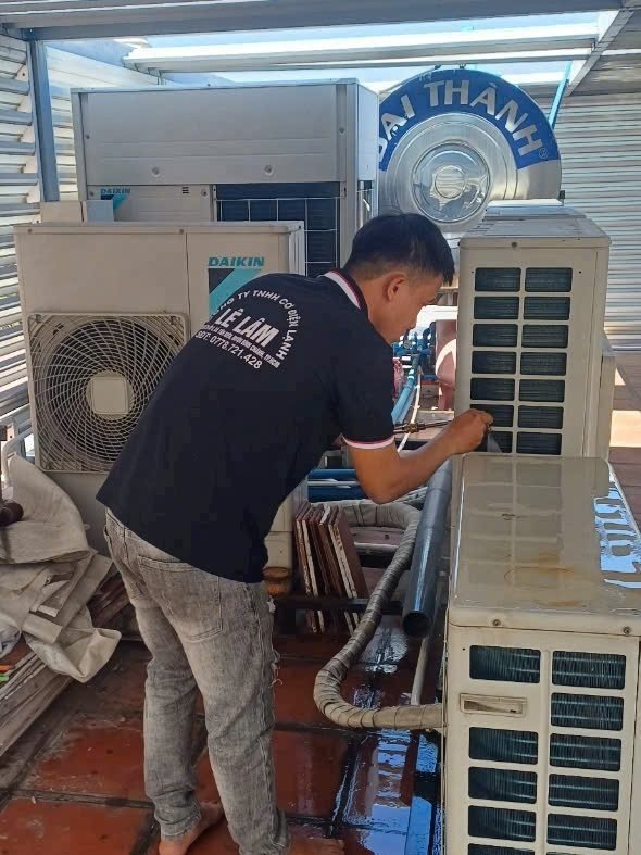 Kỹ thuật viên Điện Lạnh Lê Lâm vệ sinh dàn nóng máy lạnh Daikin