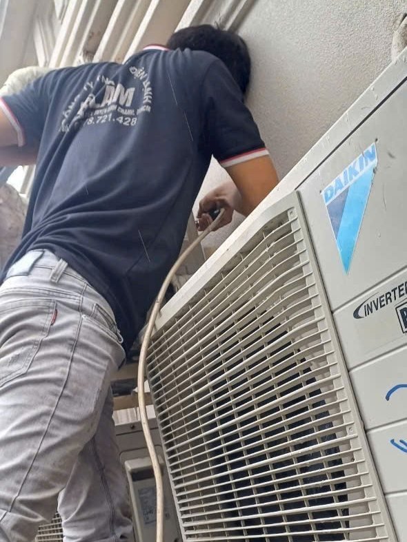 Kỹ thuật viên kiểm tra dàn nóng máy lạnh Daikin Inverter